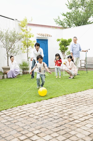 子供と庭遊び